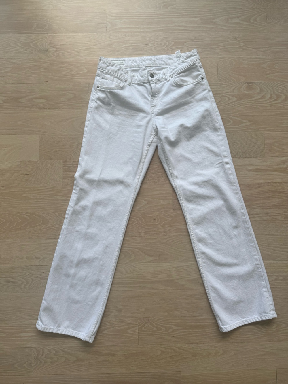 White Low Rise Wide-Leg Jeans - Clean Minimal Style - Picture 6 of 9